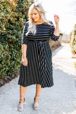 Holding Hands On The Boardwalk Dress, Black -Chic Soul Store 373A4824