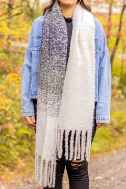 Frosty Kisses Scarf, Black -Chic Soul Store 5E1A7373