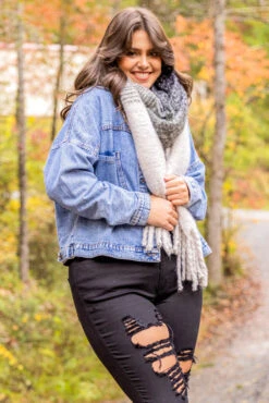 Frosty Kisses Scarf, Black -Chic Soul Store 5E1A7376