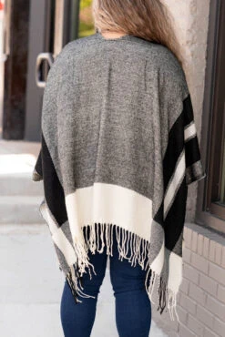 More To This Poncho, Ivory Black -Chic Soul Store 5E1A7943