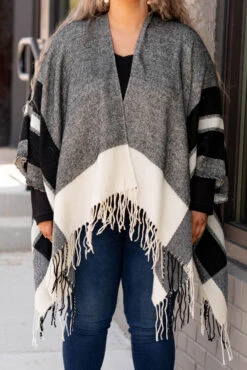 More To This Poncho, Ivory Black -Chic Soul Store 5E1A7944