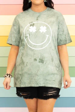 Comfort Colors: Smiling Clover Tee, Fern -Chic Soul Store ComfortColors SmilingCloverTee Fern 2125