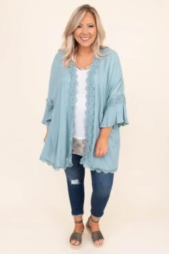 A Romantic Twist Kimono, Ash Blue -Chic Soul Store DSC 3644 f58154ce 2a6c 4d68 88ff f363f8ba8f37