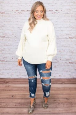 Light Steps Sweater, Cream -Chic Soul Store DSC 7065 Edit 282e8a05 87bd 4b32 8d8e 1877d0d11615